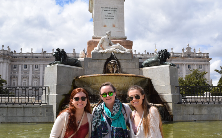 3 girls at the Palacio Real fountain