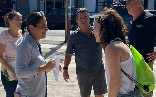 Student meeting host mom