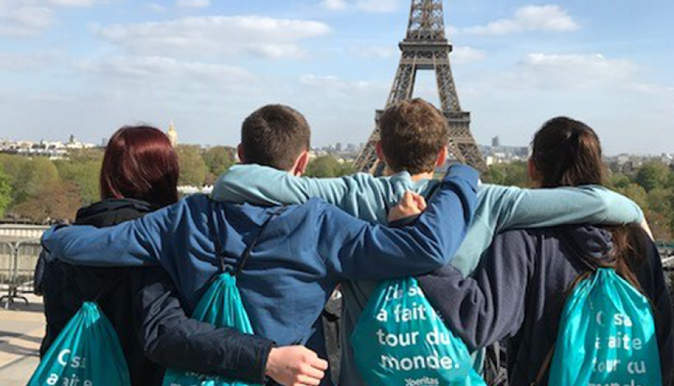 Students looking at the Eiffel Tower