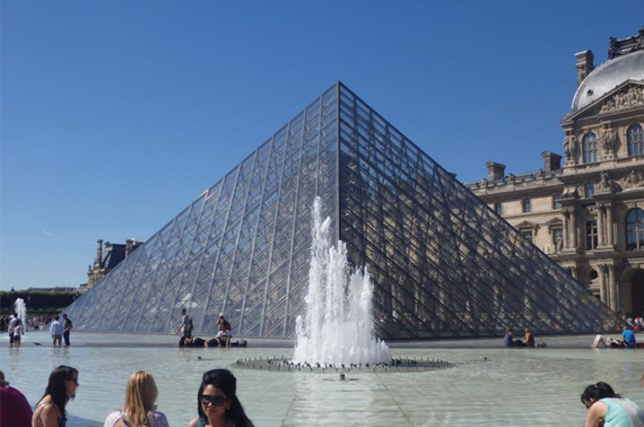 Louvre pyramid fountain