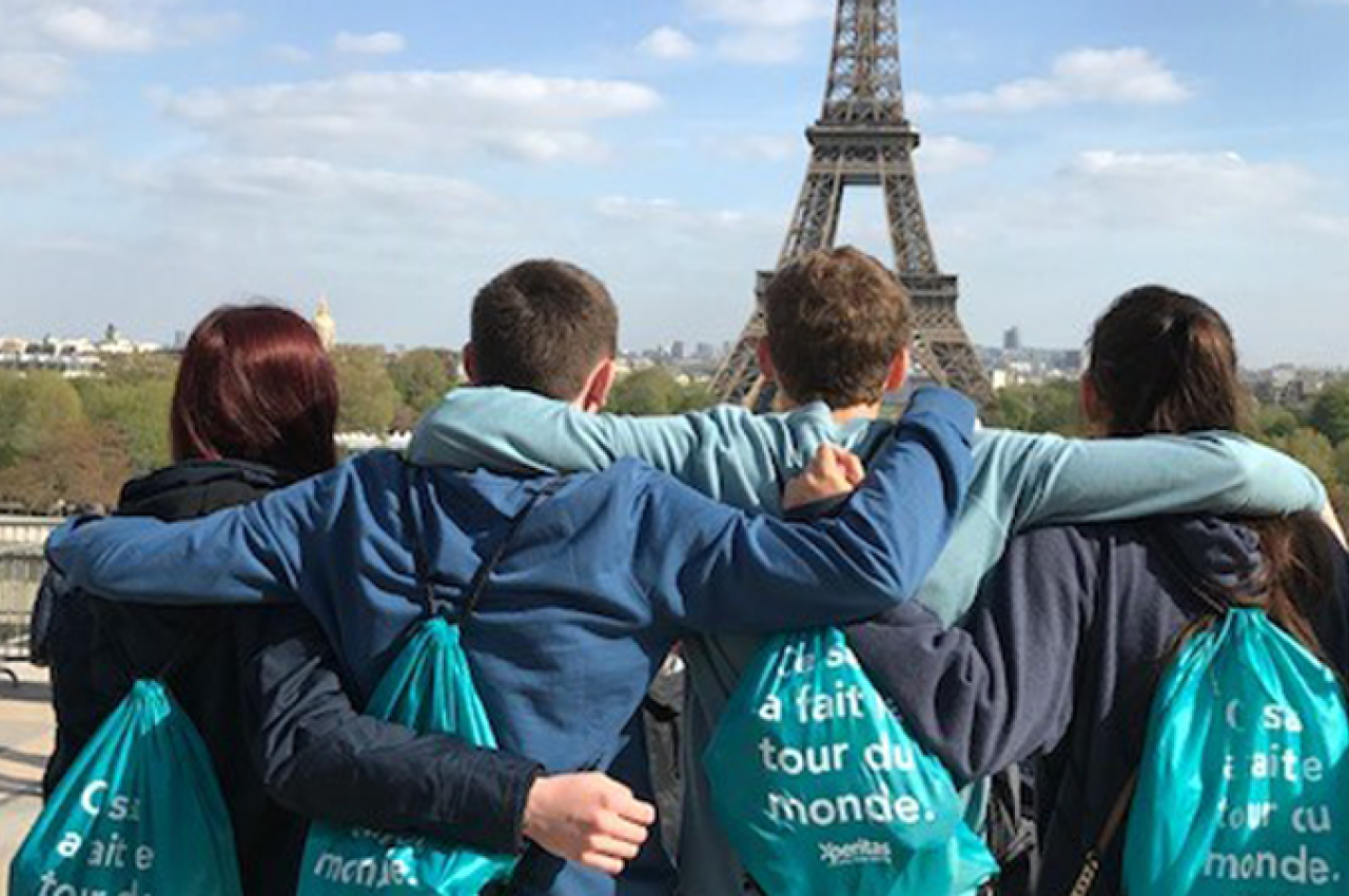 Students looking at the Eiffel Tower