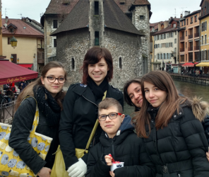 Student and host family in France